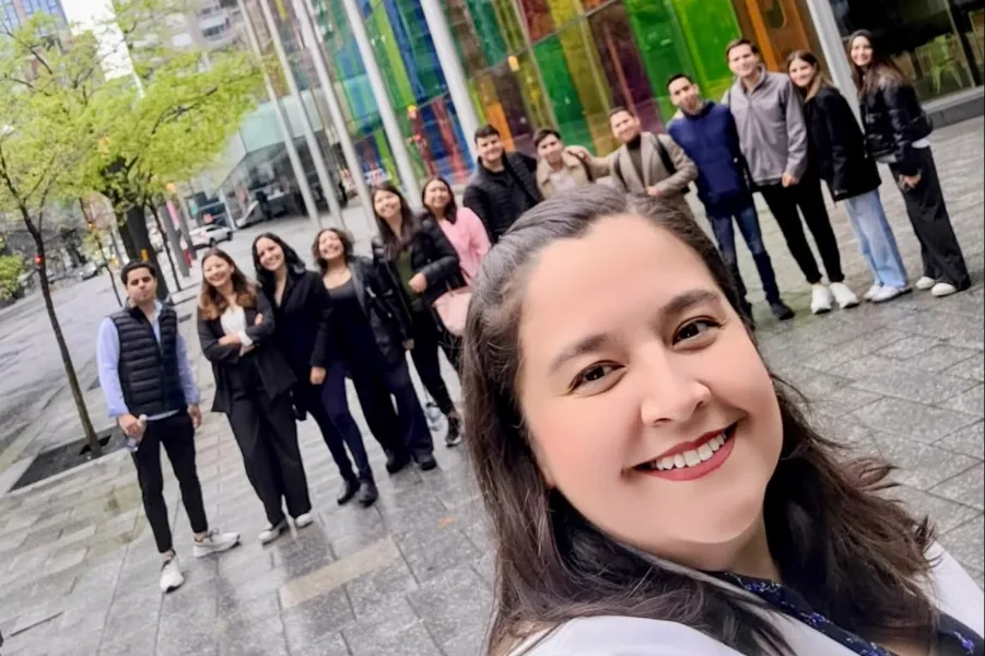 Silvia Medina con estudiantes de la Escuela de Negocios del Tec de Monterrey campus Chihuahua en una visita a Montreal, Canadá. 