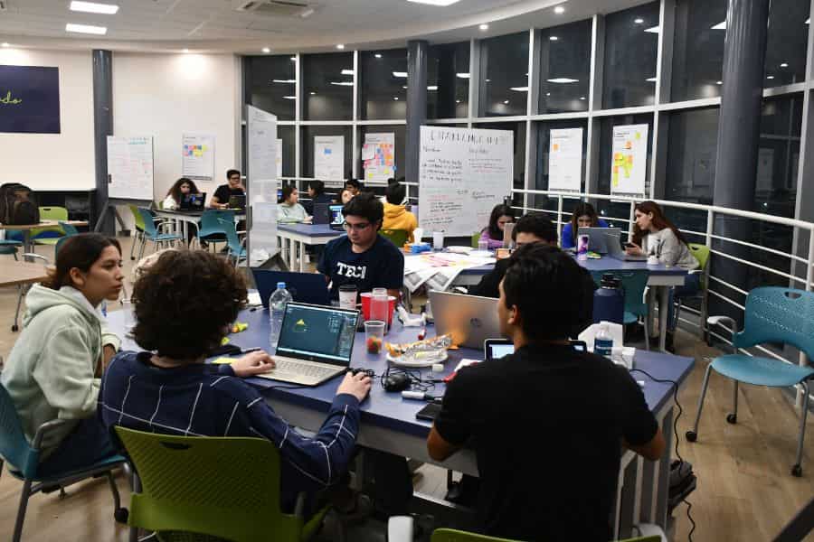 Equipos trabajando en el Hackathon Transformacion Digital en Tec Sonora Norte