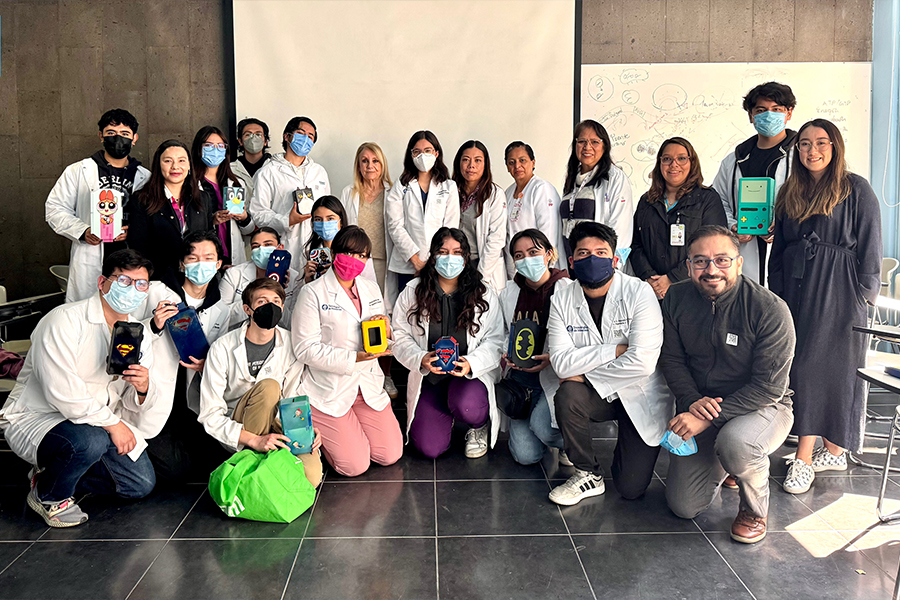 Participantes de Súper Quimioterapias con directivos del INP. Cortesía Fernanda Rosales