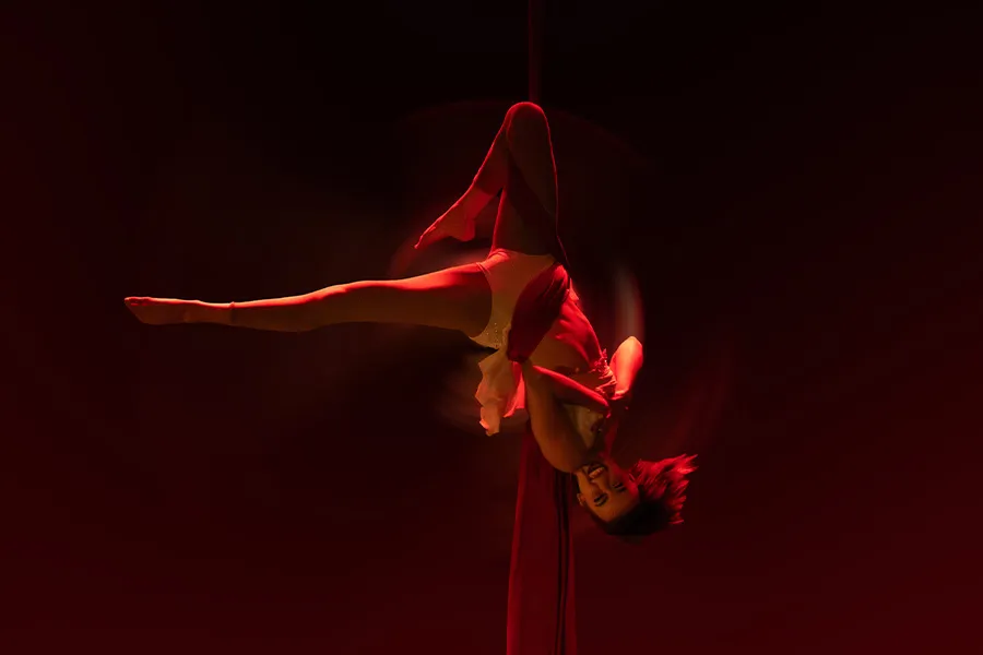 Chica en medio de una pirueta de danza aérea.