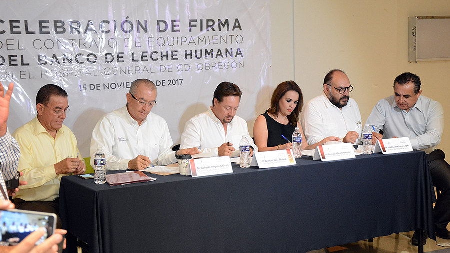 maestra en un panel importante