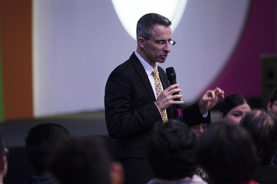 Tal Ben-Shahar conversó con jóvenes.