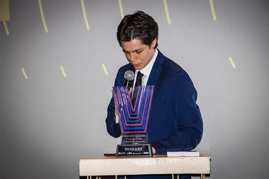 cesar guitierrez de monologo y poesía