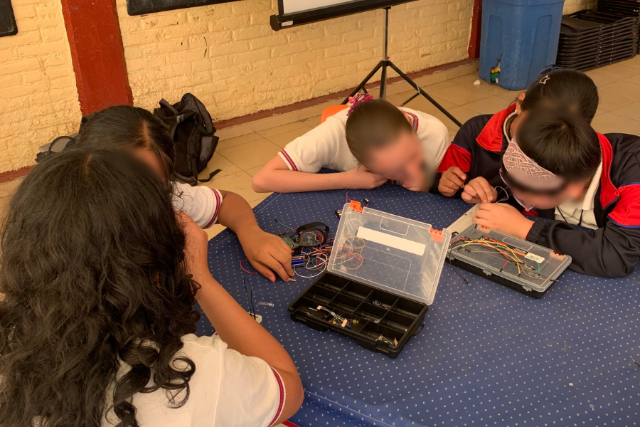 Alexandra Maldonado y Diego Mac&iacute;as supervisando una de las sesiones de rob&oacute;tica del modelo replicable que dise&ntilde;aron para su servicio social.