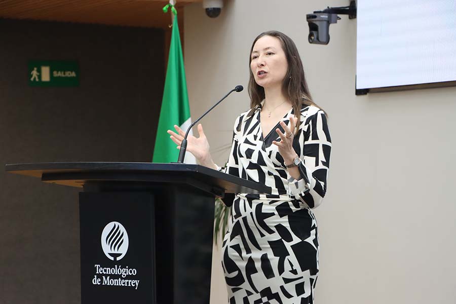 Tamara Carleton, profesora distinguida del Tec de Monterrey, en la conferencia que otorgó dentro de Triple Helix Conference.