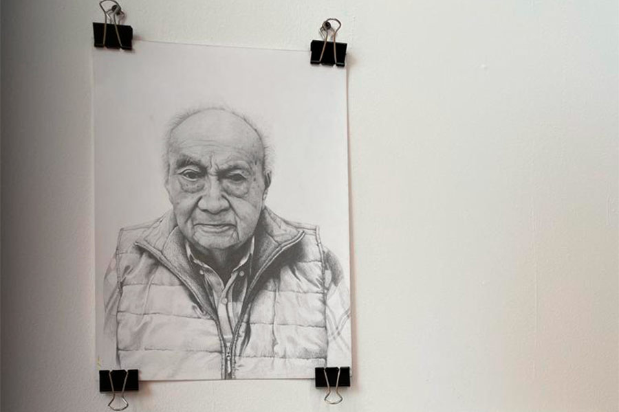 Aarón presentó en el Concurso de Artes Visuales un dibujo realista de un retrato de su abuelo.