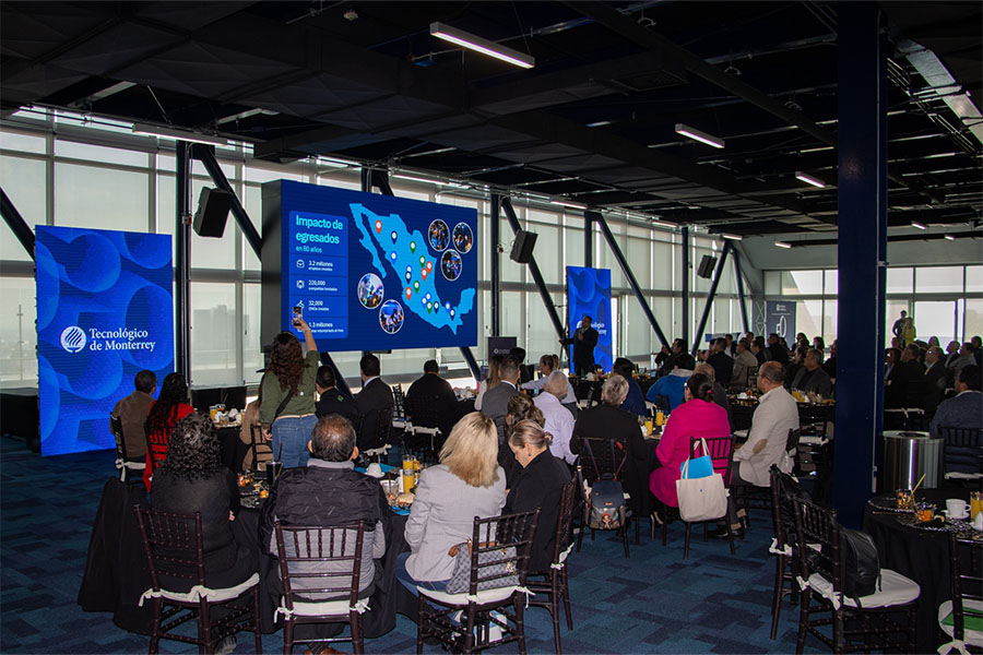 Directivos de diversas instituciones p&uacute;blicas de San Luis Potos&iacute; presenciaron la firma del acuerdo entre el Tec de Monterrey y la SEGE