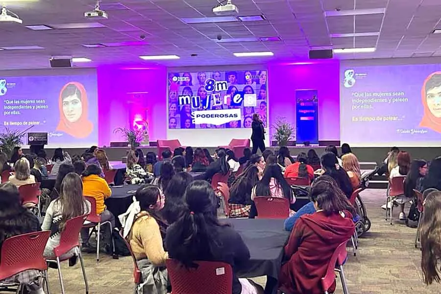 Salón de Congresos lleno de mujeres presenciando una plática. 