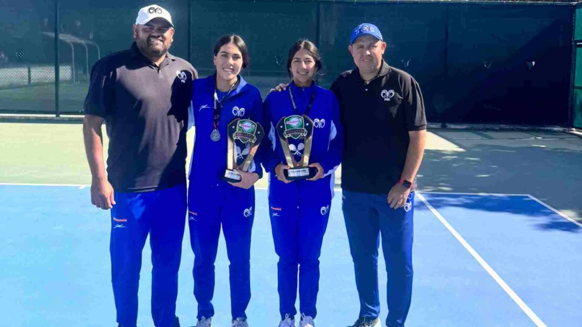 Daniel Ruiz, Jemilett Cortés, Astrid Fentanes y Carlos Suárez con el premio obtenido en el torneo