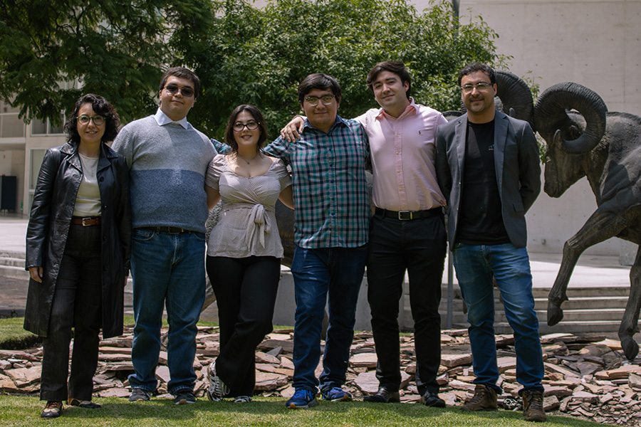 Equipo de estudiantes con Dumar, director de programa y María Elena, directora de departamento.