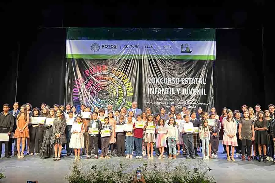 Todos los ganadores del Concurso Estatal junto a las autoridades