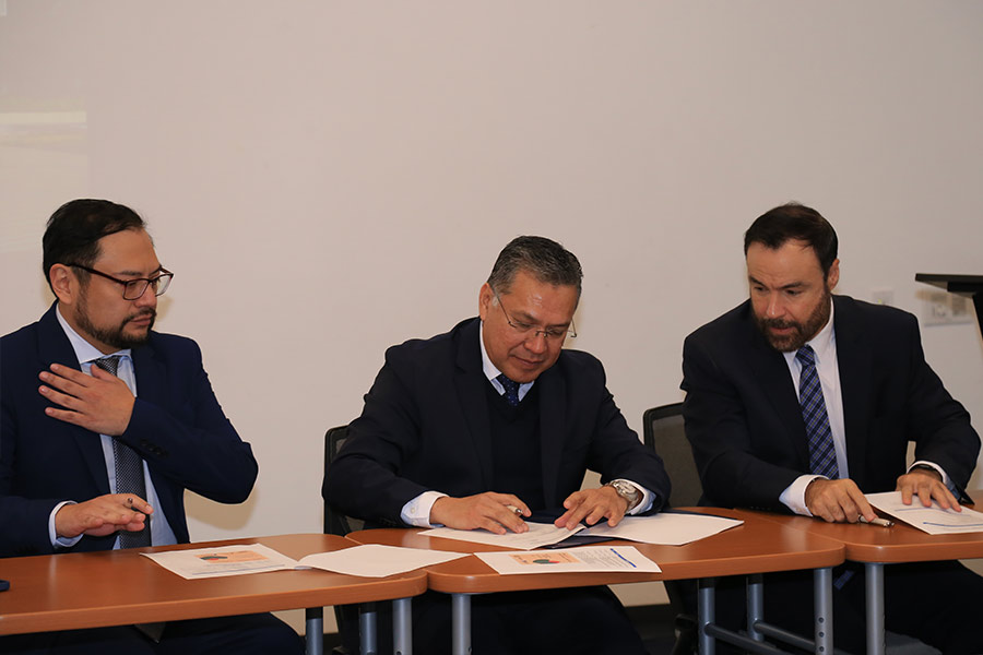 Representantes del Tec de Monterrey en firma de convenio