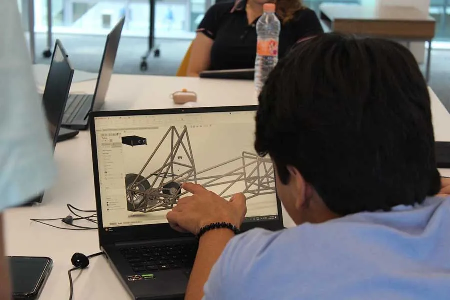 Estudiante de grupo estudiantil Tec Racing. 