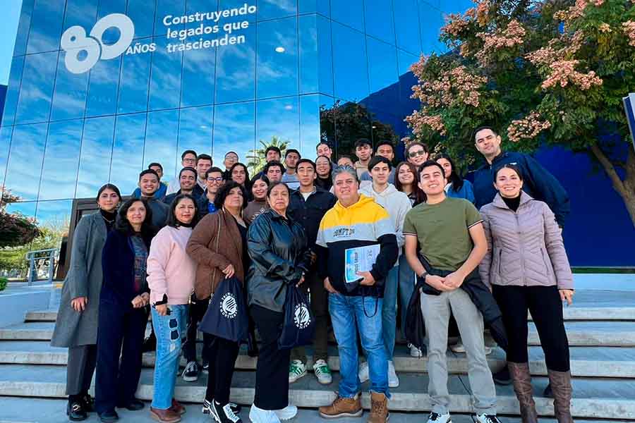 dueños de tienditas con estudiantes y profesores del Tec de Monterrey campus Laguna y MIT