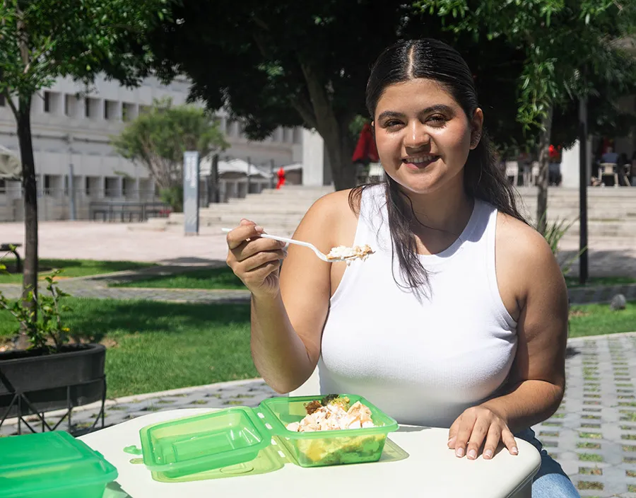Comunidad Tec utiliza contenedores de plástico reutilizable para la comida