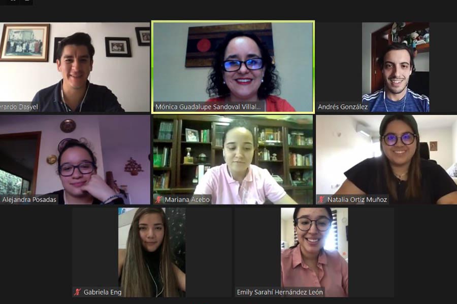 Integrantes del grupo estudiantil junto con su asesora en reunión virtual organizando todo para el Tecmun.