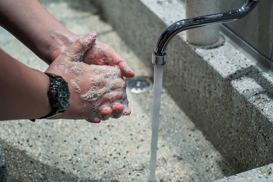El lavado de manos frecuente es una medida de prevención contra el COVID-19.