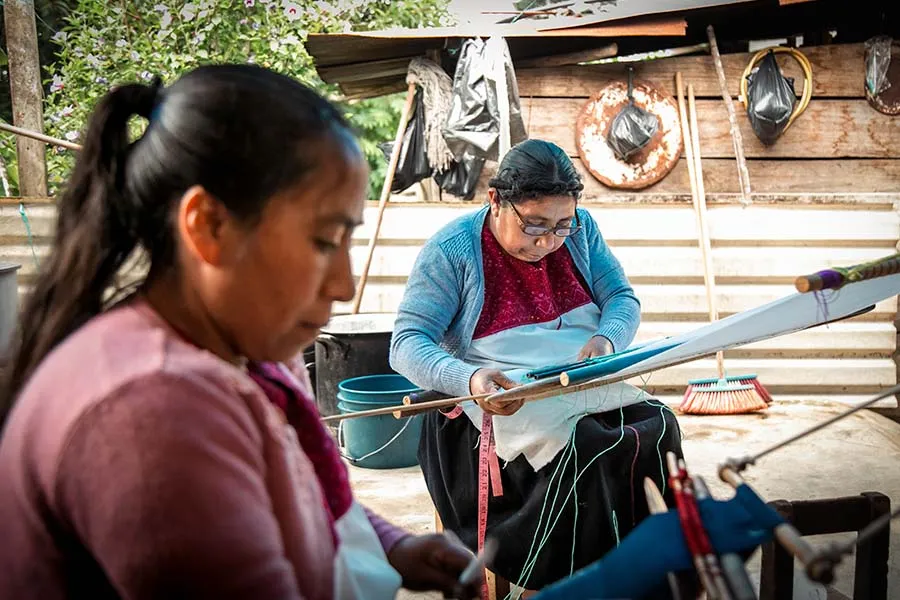 andrea y su hija en el telar