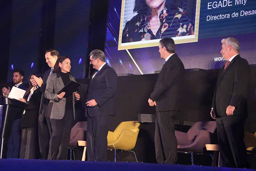 Profesora Teresa Almaguer recibe reconocimiento por 45 años de ser parte del Tec en ceremonia de Lealtad.