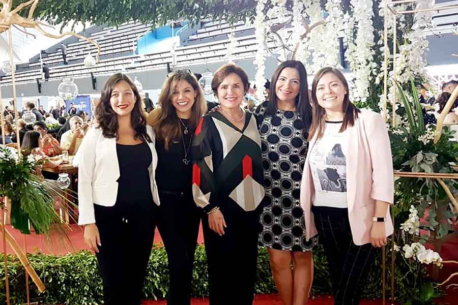 Teresa Almaguer, profesora del Tec de Monterrey por 45 años, junto a estudiantes.