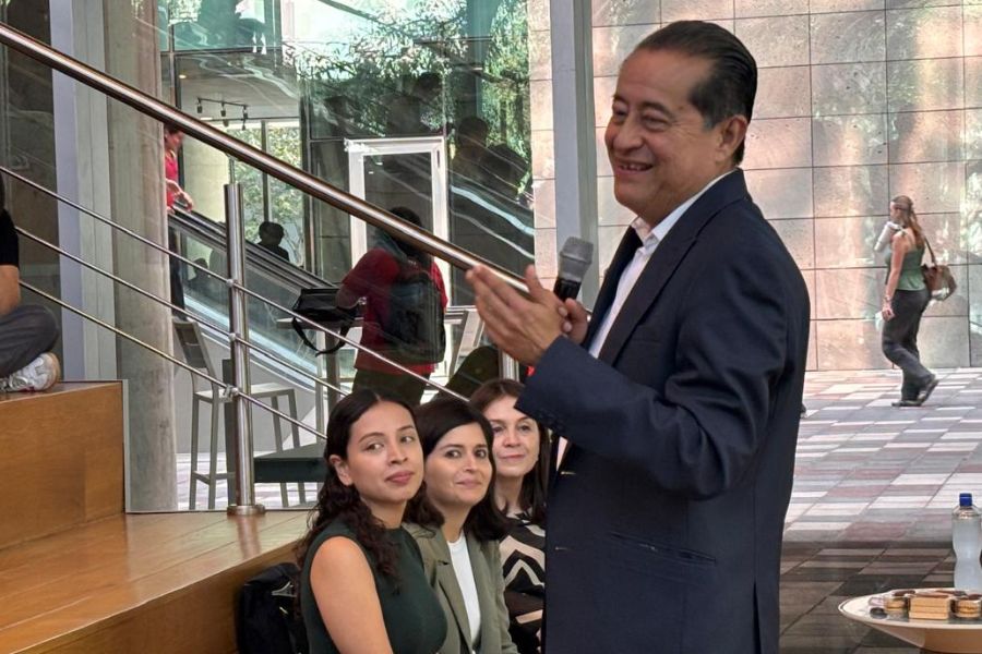 Oscar Rosado, presidente de la CONDUSEF, en la charla inaugural de la Semana Nacional de Educación Financiera, que se realizó en la Biblioteca del campus Monterrey del Tec.