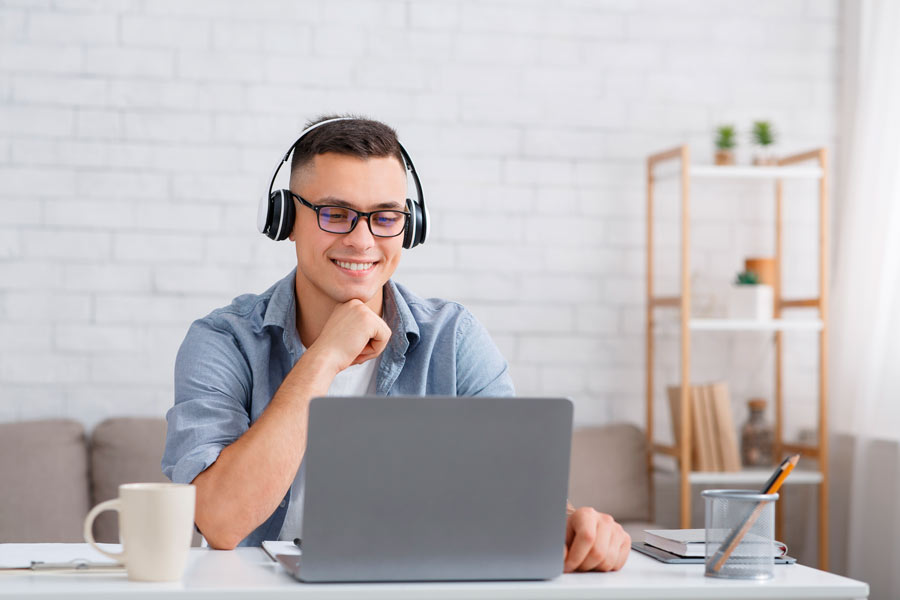 Tu postura y comunicación no verbal también son parte de las videollamadas o clases virtuales