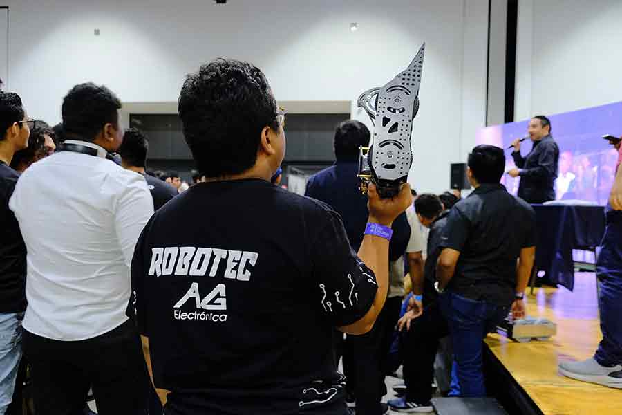Equipo de Tec Guadalajara gana categoría de torneo mexicano de robótica. 