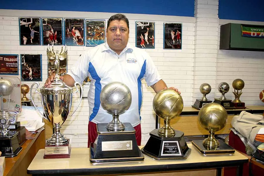 Nacho Moreno ganó más de 27 trofeos con Borregos Monterrey de basquetbol.
