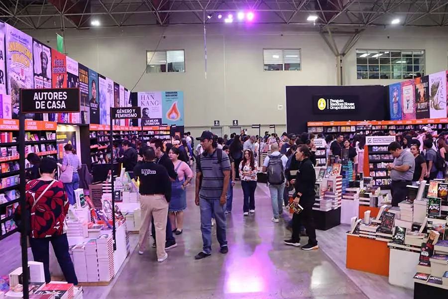 Asistentes a la Feria Internacional del Libro Monterrey 2025.