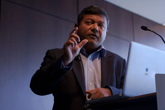 Dr. Arun Majumdar participando en la conferencia &ldquo;Clean Innovation & Smart Energy Systems for Low Carbon Development"