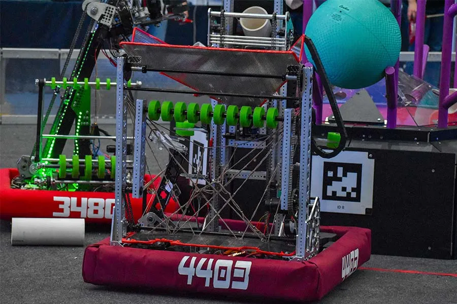 Robot de la Alianza Roja participando en el reto Reefscape de FIRST 2025