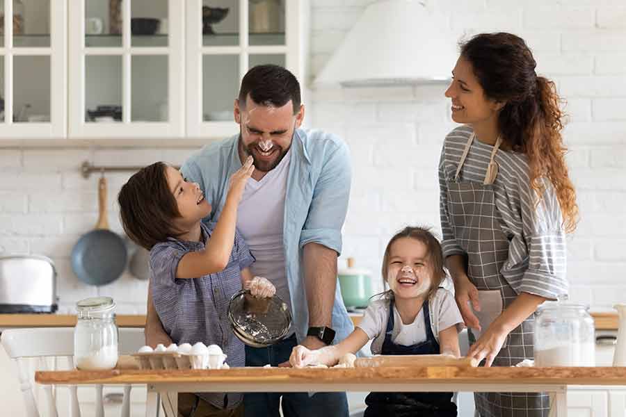 Familia cocinando junta