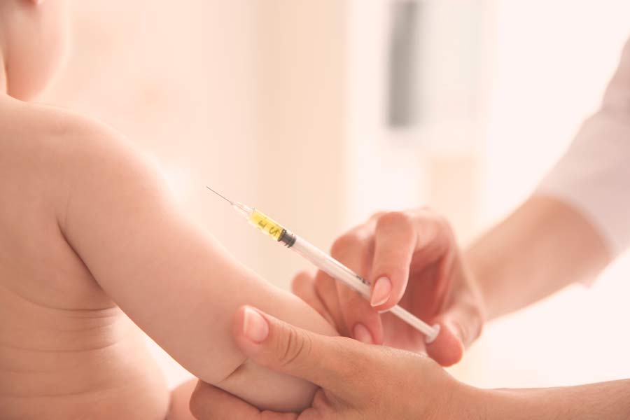 En niños pequeños la vacuna vs COVID puede aplicarse en la pierna o el brazo.