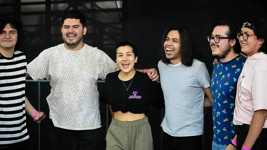 Compusieron en línea y tocaron su canción a horas de haberse conocido