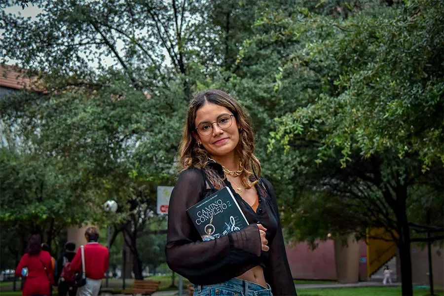 Valeria Bedolla y unos de sus libros