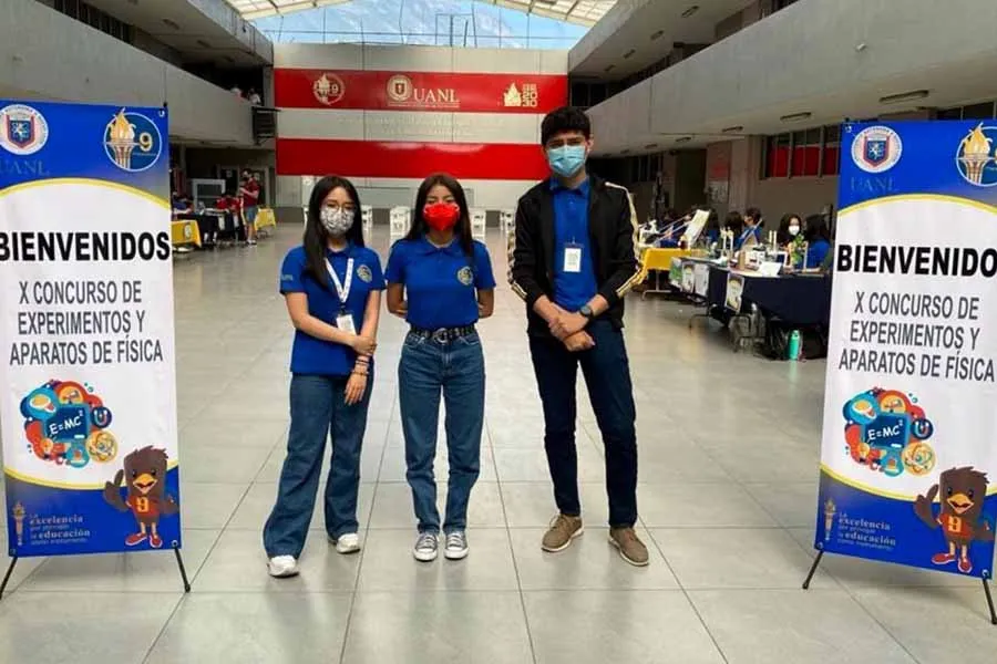 Valeria Palomo, estudiante de preparatoria que recibe beca al talento académico por parte del Tec, junto a compañeros de preparatoria.