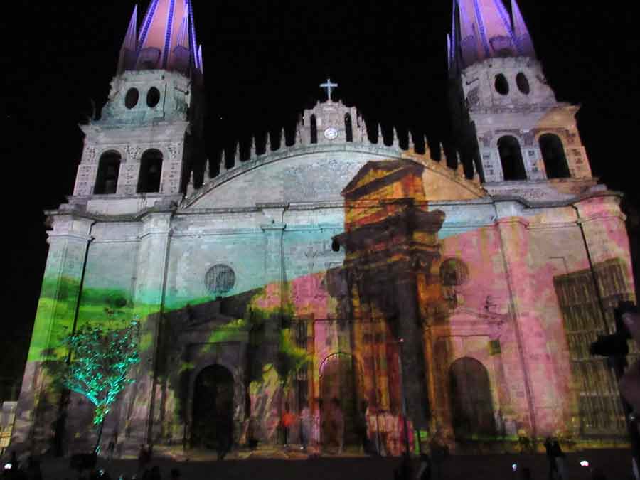 Alumnos de Tec Guadalajara realizaron video mapping para catedral.