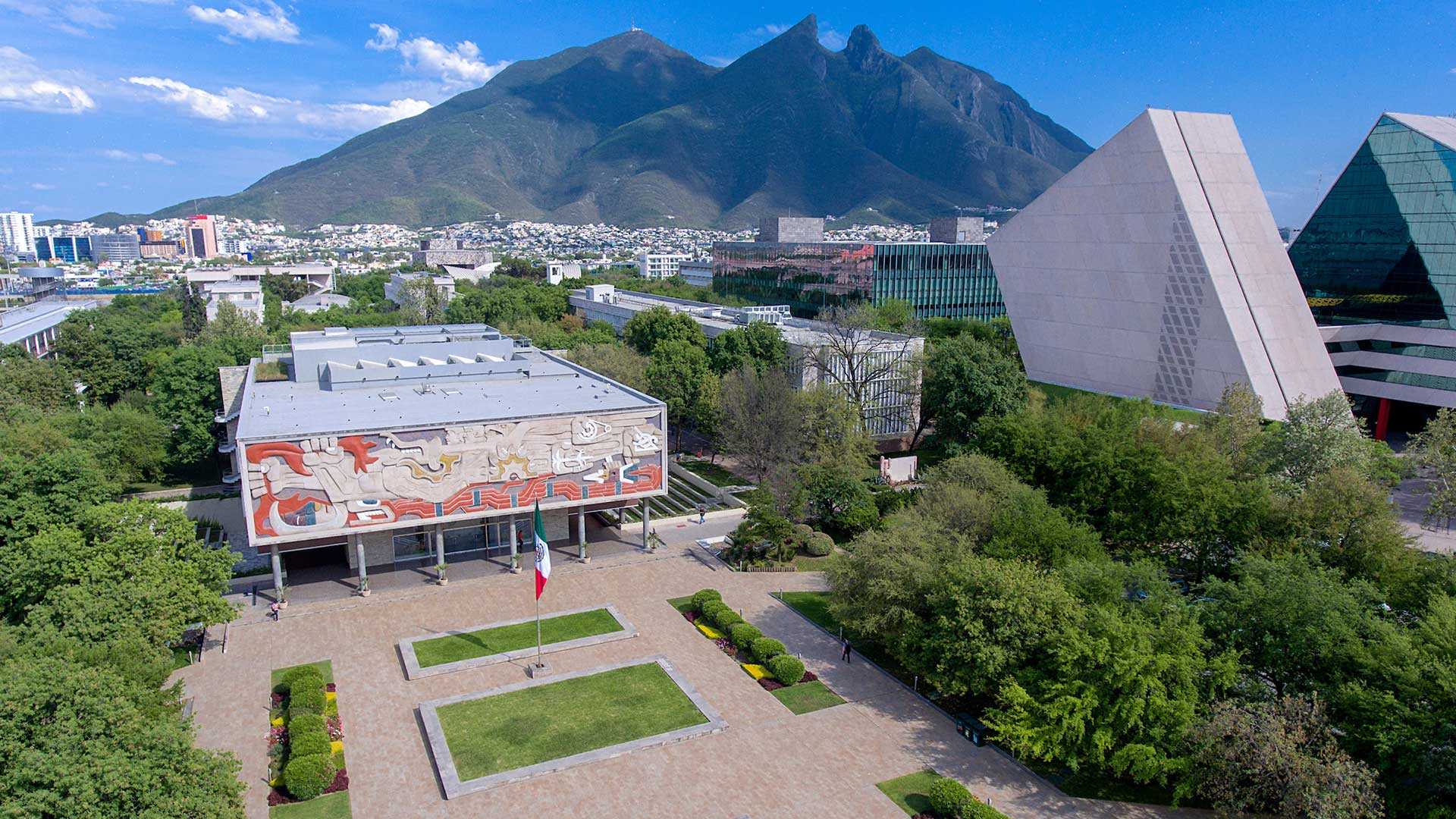 Tec de Monterrey.