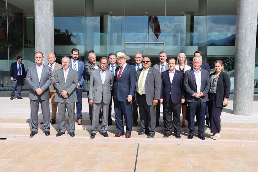 Ken Salazar, Embajador de México en Estados Unidos, junto a directivos del Tec de Monterrey y comitiva del consulado de Estados Unidos. 