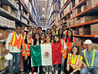 Grupo de estudiantes en 3M de Panamá con bandera de México