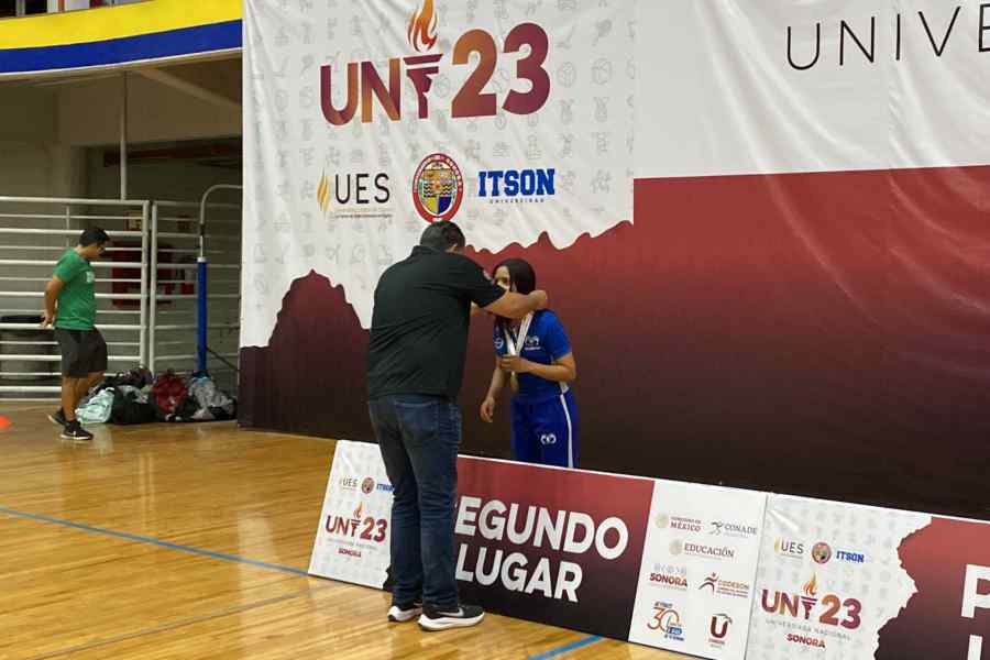 Ximena Ortega recibiendo la medalla de plata