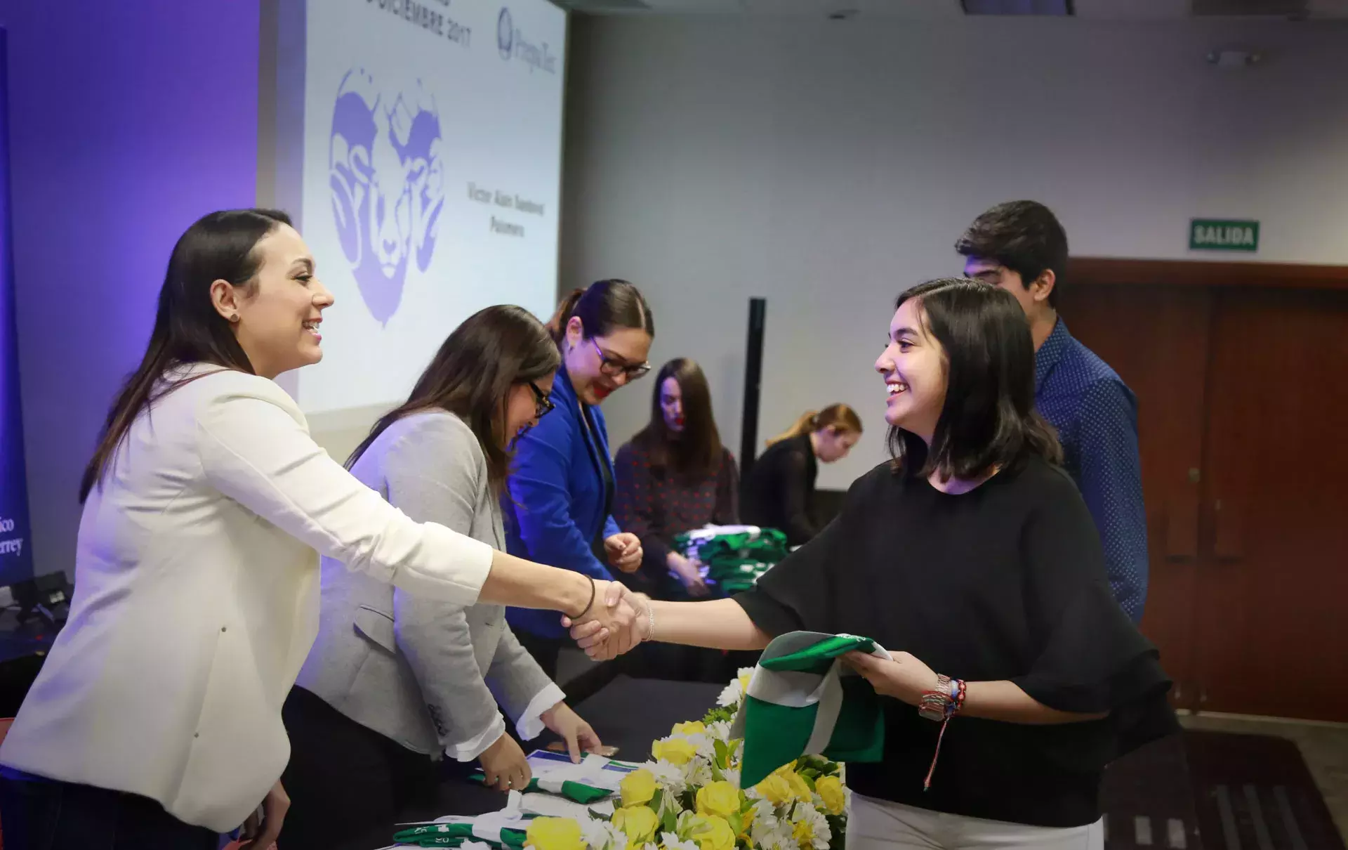 Alumnos recibiendo reconocimiento