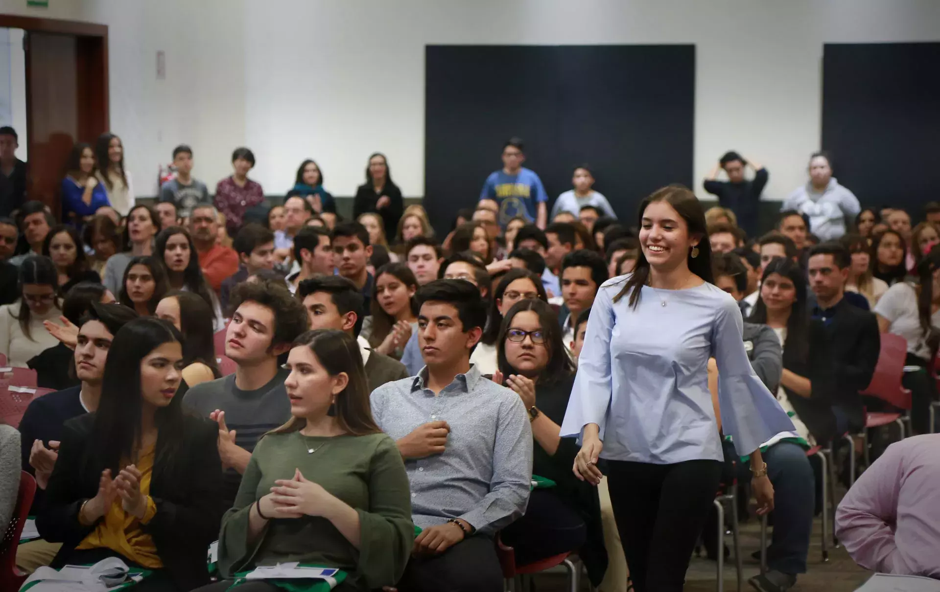 Alumnos recibiendo reconocimiento