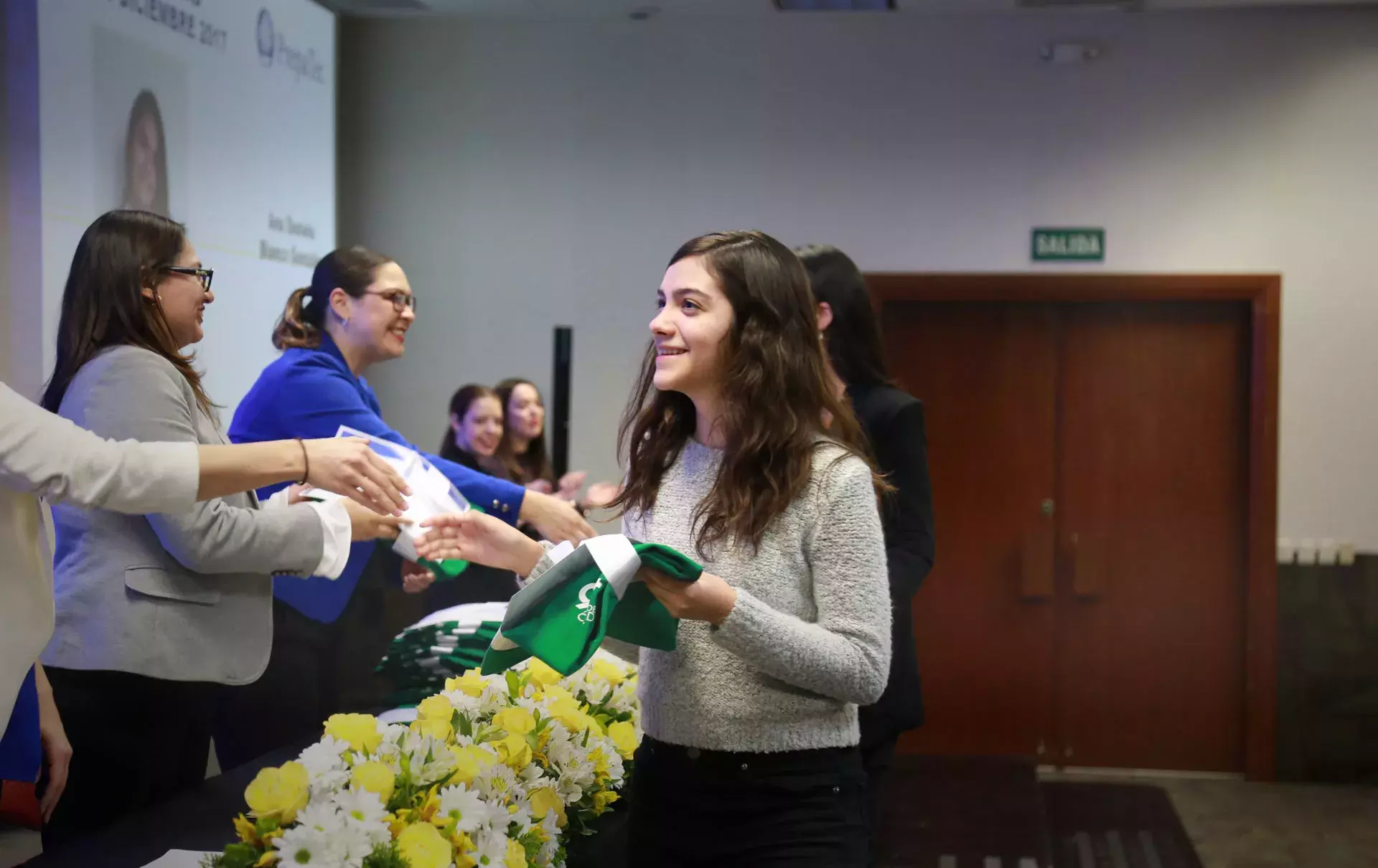 Alumnos recibiendo reconocimiento