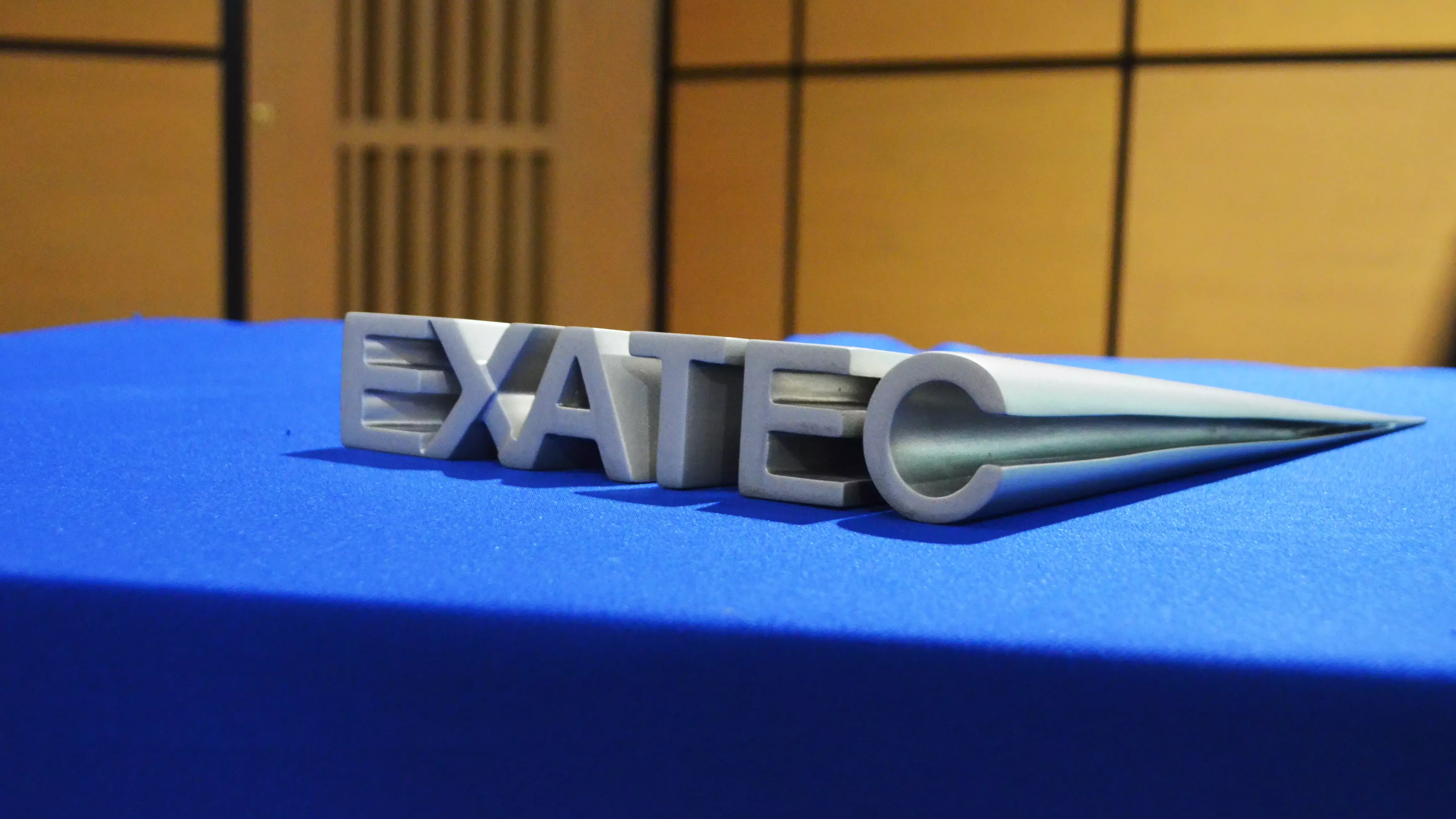 La escultura EXATEC conmemorativa del evento
