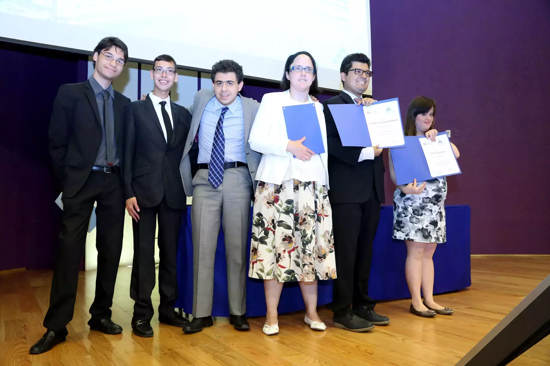 Jóvenes de Construyendo Puentes en el primer aniversario del programa.