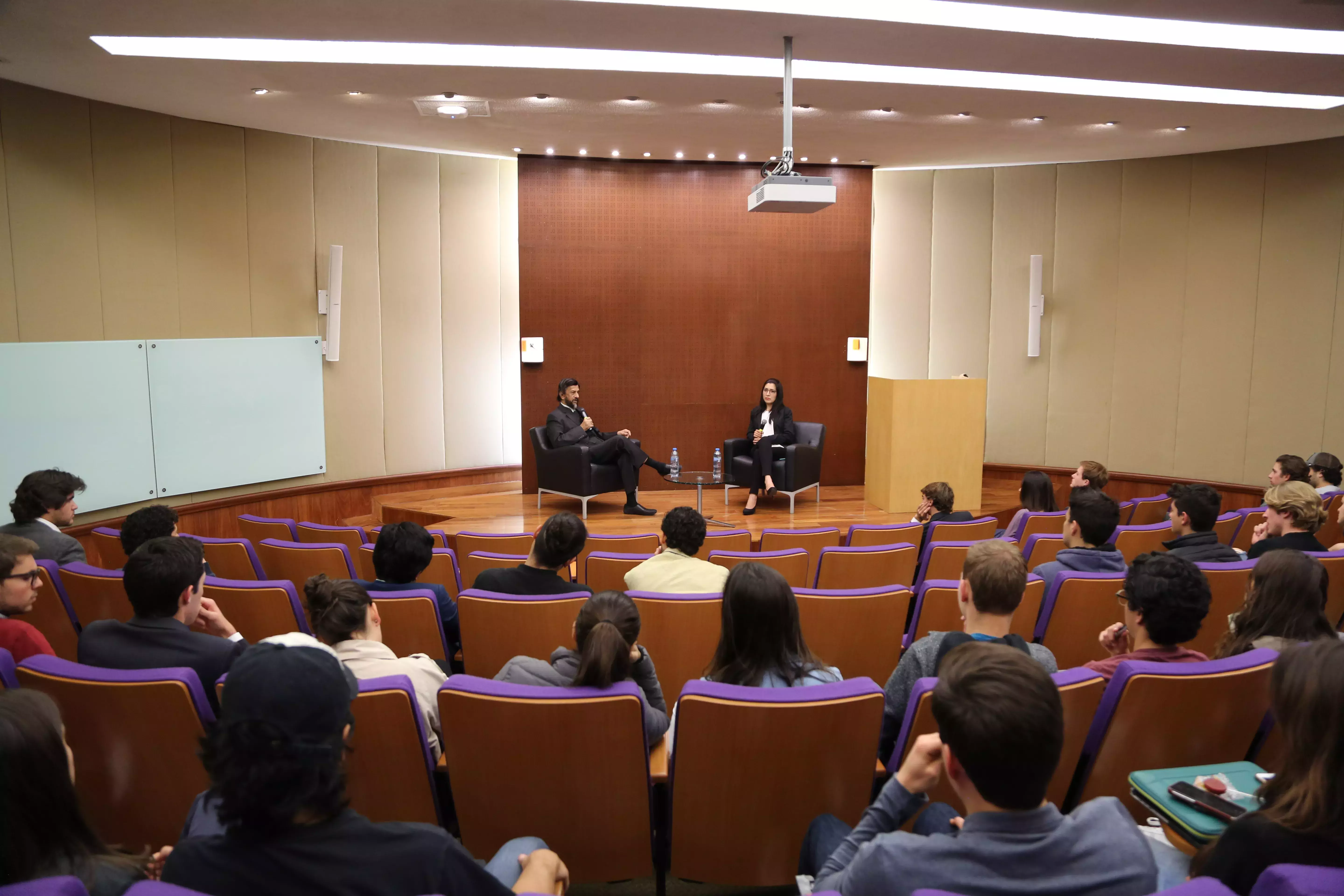 El Doctor Rajendra Pachauri, ante alumnos del Tec en Santa Fe.