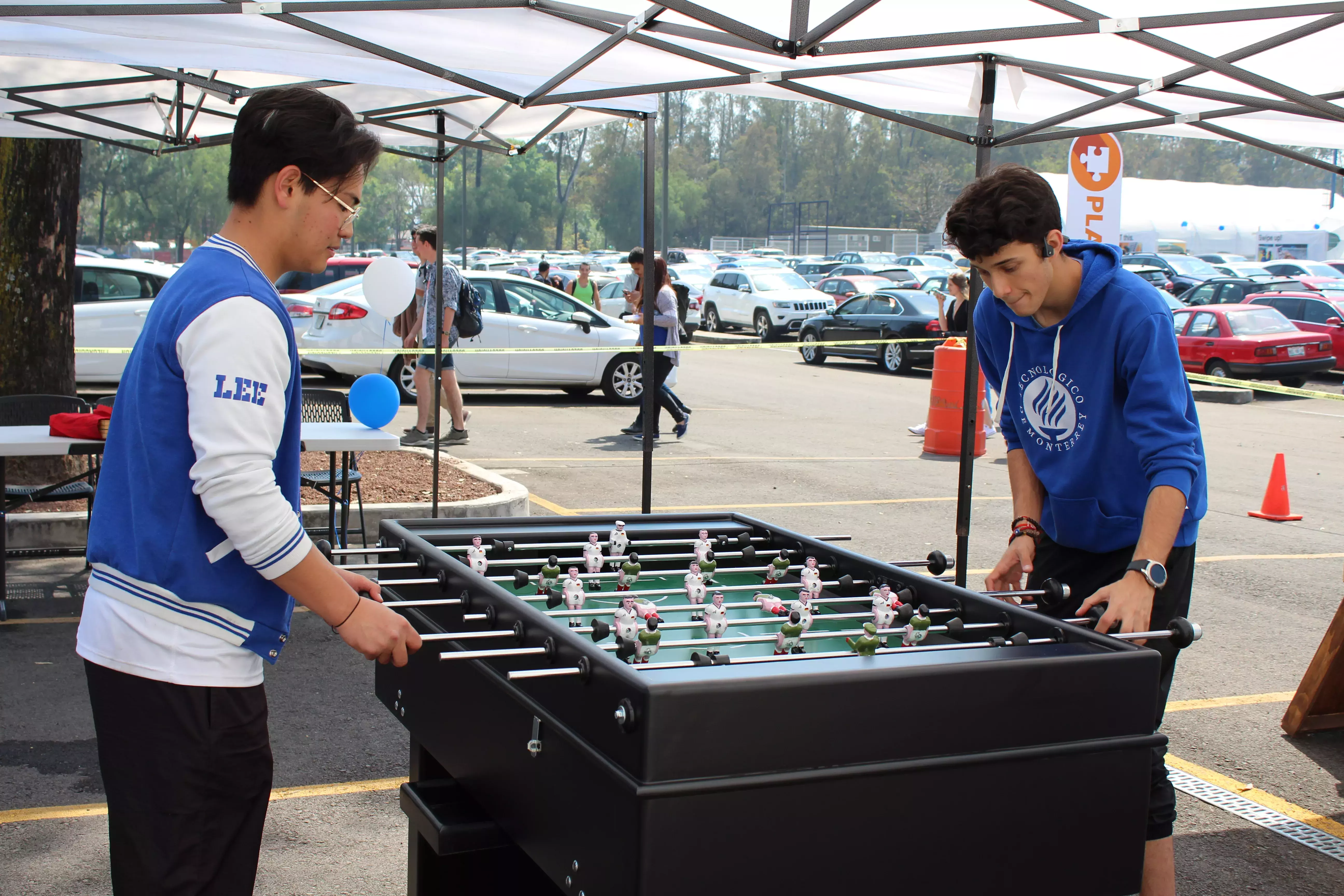 Alumnos jugando futbolito