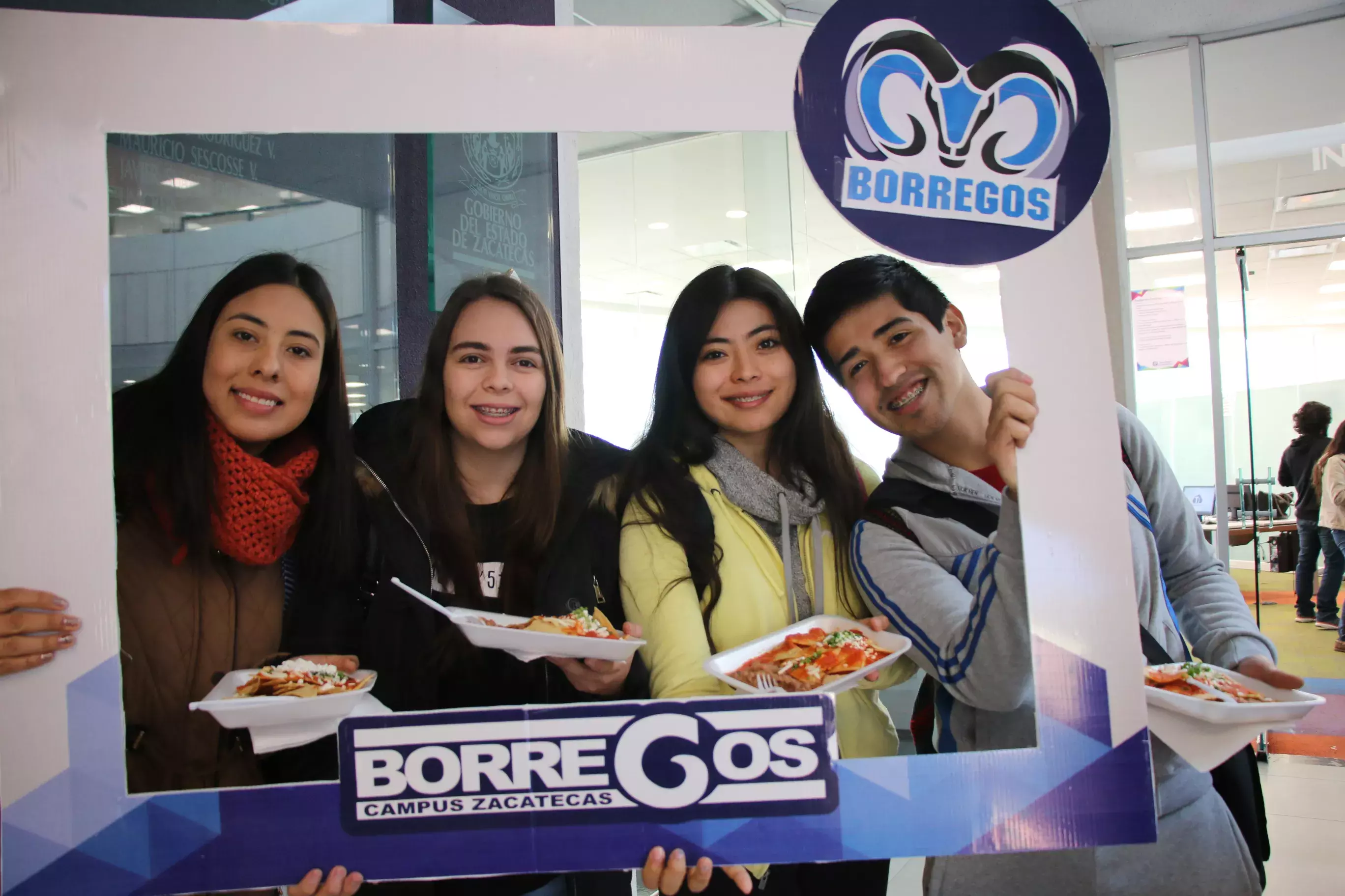 Los alumnos de preparatoria y profesional degustaron de los tradicionales chilaquiles por el inicio del semestre enero-mayo 2018.