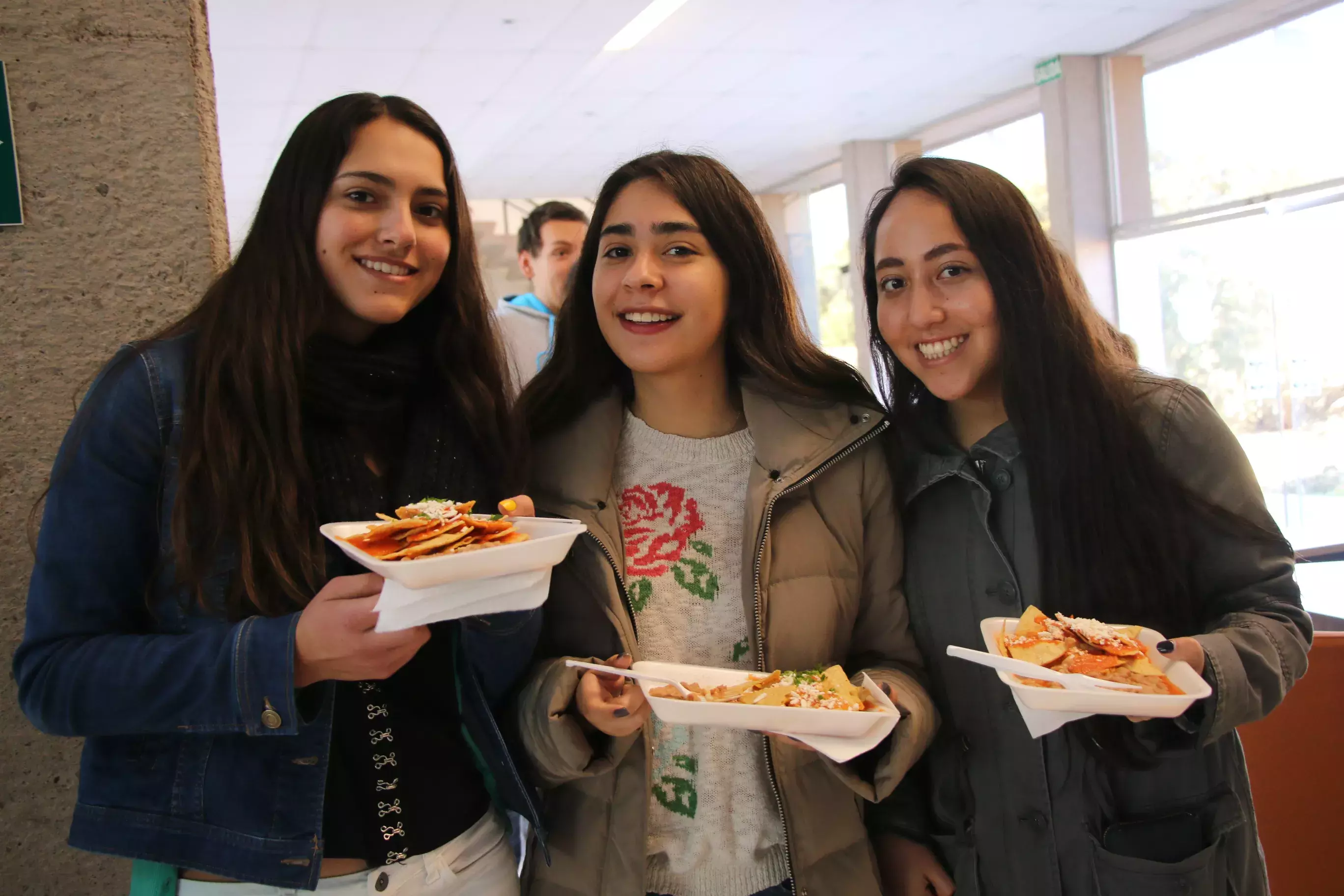 Los alumnos de preparatoria y profesional degustaron de los tradicionales chilaquiles por el inicio del semestre enero-mayo 2018.